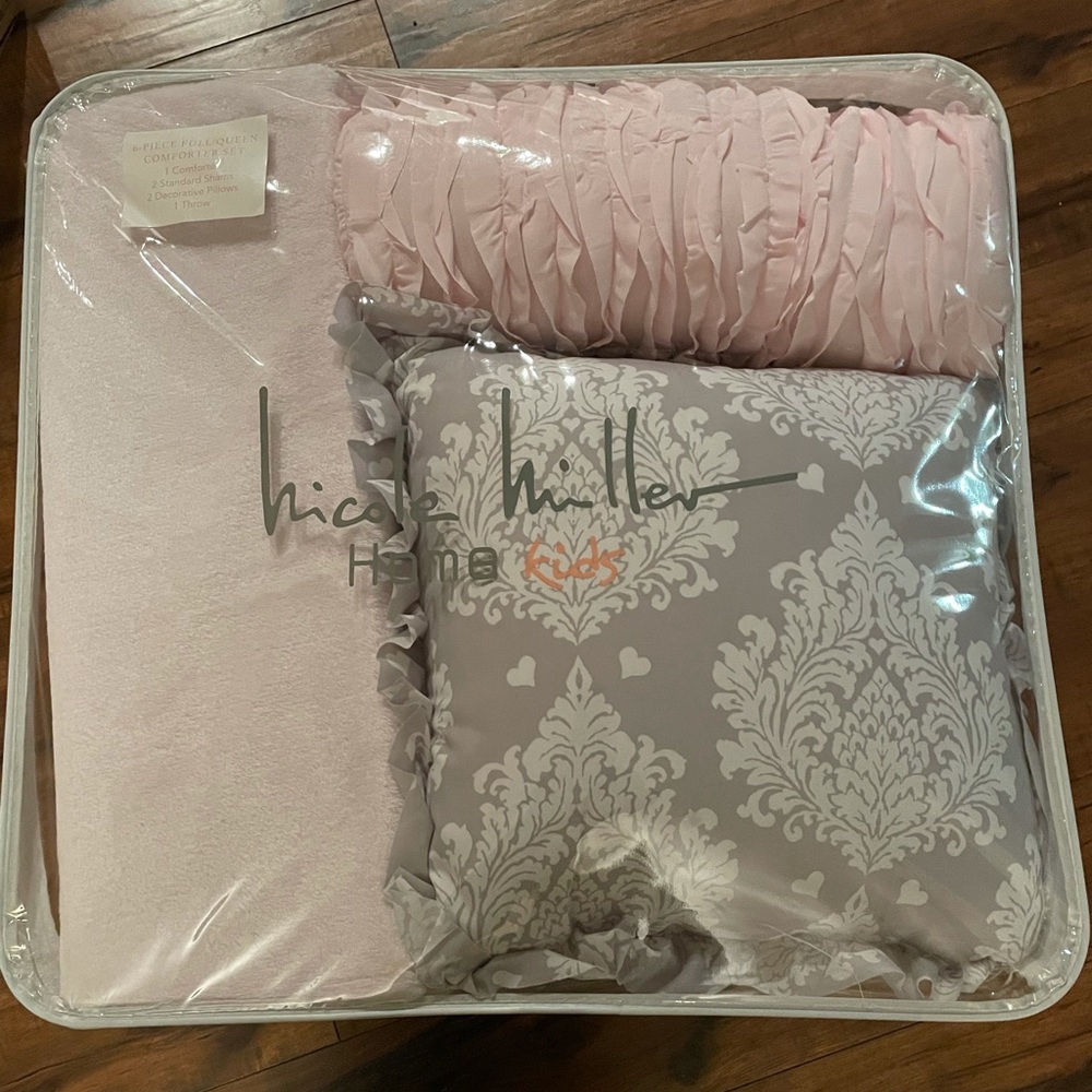NICOLE MILLER
Printed Comforter Set
Queen size 6 piece